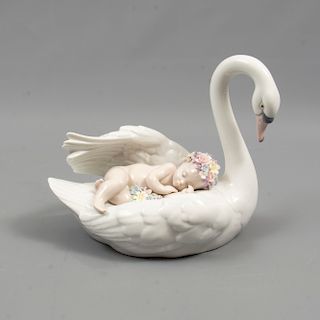 Cisne con niño. España. Siglo XX. Elaborados en porcelana Lladró. Decorados con elementos florales. 17 x 15 x 22 cm.