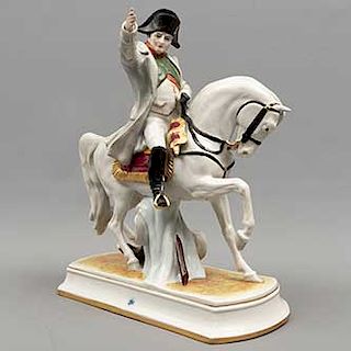 Figura decorativa de Napoleón Bonaparte. Alemania. Siglo XX. Elaborada en porcelana Scheibe Alsbach. Con base. 25 x 11 x 23 cm.