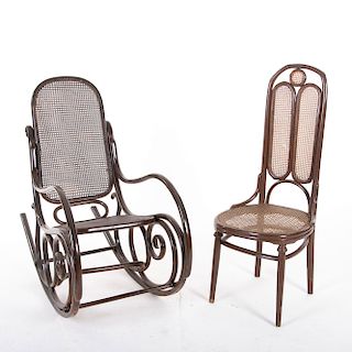 Mecedora y silla. Siglo XX. En talla madera. Con respaldos y asientos de bejuco tejido. Mecedora con diseño curvo.