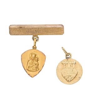 Prendedor, medalla y pendiente en oro amarillo de 8k. Peso: 3.6 g.