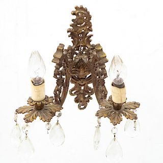 Arbotante. Origen europeo. SXX Estilo Luis XV. En bronce y cristal. Electrificado para 2 luces. Con arandelas florales. 35 x 33 x 34 cm