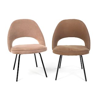 Par de sillas. Siglo XX. Respaldo y asientos tapizados en tela tipo gamuza y tipo pana. Color café. Soportes metálicos lisos.
