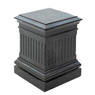 Pedestal. Siglo XX. Diseño a manera de columna estriada. En talla de madera. Dimensiones: 62 x 47 x 47 cm.