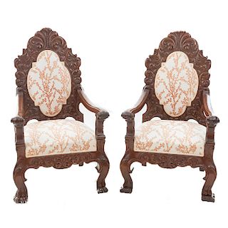 Par de sillones. Siglo XX. En talla de madera. Con respaldo cerrado y asientos en tapicería color beige y soportes tipo garra.