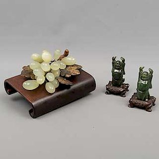 Lote de 3 piezas. Origen oriental. Siglo XX. Elaborados en cuarzo. Consta de: 2 Budas-Hotei y racimo de uvas. Con bases de madera.