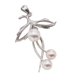 Pendiente en plata .925 con tres perlas cultivadas color blanco de 5 mm. Peso: 2.2 g.