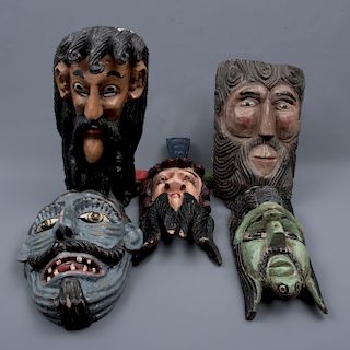 Lote de 5 máscaras. México. Siglo XX. Diseños antropomorfos. Elaboradas en madera policromada. 39 x 21 x 12 cm. (mayor)