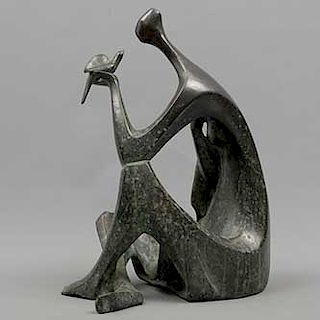 Eduardo Montiel. Mujer con paloma. Firmada. Siglo XX. Fundición en bronce. Dimensiones: 31 x 14 x 23 cm.