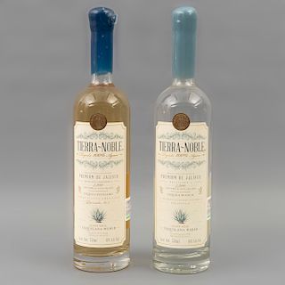 Tierra Noble Premium. Tequila reposado y blanco. 100% agave. Mazamitla, Jalisco. Piezas: 2. "