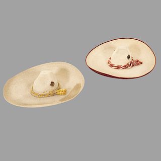 Lote de 2 sombreros. México. Siglo XX. De palma. Uno con toquilla de artisela y chapetas de cuero y otro con toquilla de gamuza.