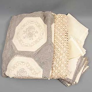 Lote de manteles y servilletas. México. Siglo XX. Elaborados en diferentes tipos de tela. Consta de: 3 manteles y 47 servilletas.