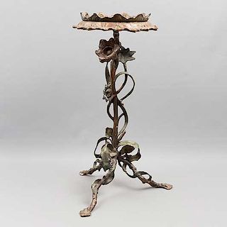 Pedestal macetero. Siglo XX. Elaborado en bronce. Con cubierta con diseño floral, fuste y soportes a manera de tallos. 65 x 36 x 40