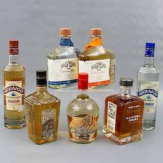 Tequila y Destilado de agave. Arraigo, Besa Mucho, Cantera Negra y Cherokee. Piezas: 7.
