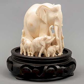 Familia de elefantes. Origen oriental. Siglo XX. En talla de marfil. Con base de madera. Dimensiones: 8 x 6 x 8 cm.