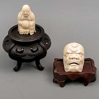 Lote de Buda-Hotei y máscara. Origen oriental. Siglo XX. En talla de marfil. Con bases de madera. 5 x 4 x 2 cm. (mayor)