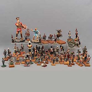 Colección de 77 figuras en plomo y resina policromada. SXX. Consta de: David y Goliat, Soldados de diferentes épocas, entre otros.