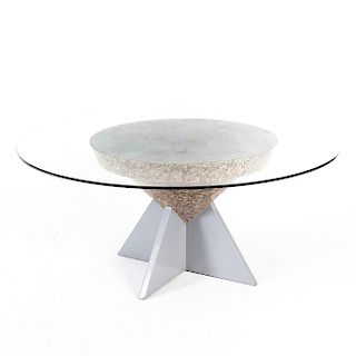 Mesa de centro. SXXI. Elaborada en granito. Con cubierta circular de vidrio y base compuesta. 49 x 110 cm.