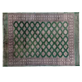 Tapete. Firma sin identificar. Siglo XX. Estilo Boukhara. Elaborado en fibras de lana y algodón. 305 x 247 cm.