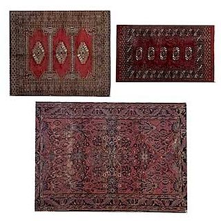 Lote de 3 tapetes. Siglo XX. 2 Estilo Boukhara. Elaboradas en fibras de lana y algodón. 130 x 105 cm. (mayor)