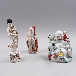 Lote de figuras decorativas. China, siglo XX. Elaborados en porcelana policromada, detalles en esmalte dorado. Consta de: Kuan Yin,Pz:3