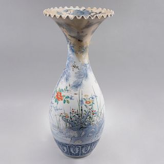 Jarrón. China, siglo XX. Elaborado en cerámica vidriada con motivos orgánicos y vegetales en azul cobalto.