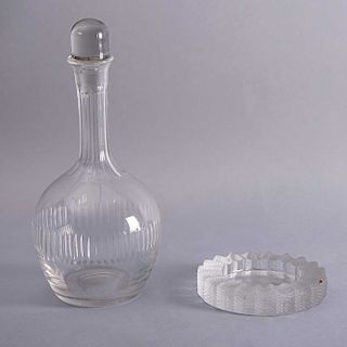Cenicero y licorera. Francia, siglo XX. Cenicero elaborado en cristal opaco Lalique, marcado inferior y otro en cristal facetado. Pz: 2