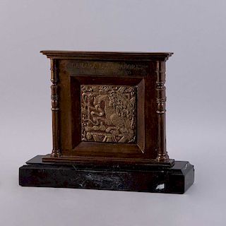 Escudo Nacional Mexicano. México, siglo XX. Fundición en bronce sobre base de mármol negro. 25 x 31 x 9 cm