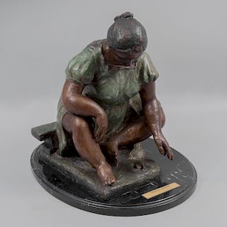 Tomas Gondi. Sin título. Figura de mujer sentada, elaborada en bronce con base incluida. Incluye placa de autor.