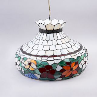 Lámpara de techo. Siglo XX. Elaborada en emplomado con aplicaciones de vidrio opaco estilo Tiffany. Decorada con motivos florales.