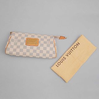 Clutch para dama. De la marca Louis Vuitton. Elaborado en gabardina con motivos ajedrezados en color morado y piel.
