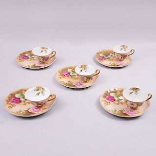 Juego de tazas con platos pasteleros. Japón, siglo XX. Elaborados en porcelana Lefton pintada a mano, con filos en esmate dorado. Pz:16