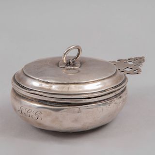 Depósito. Inglaterra, siglo XX. Elaborado en plata Sterling, sellado Gorham. Diseño circular con tapa. Peso: 208 g
