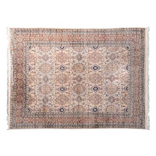 Tapete. Siglo XX. Estilo Mashad. Elaborado en fibras de lana y algodón sobre fondo beige. Decorado con motivos orgánicos.
