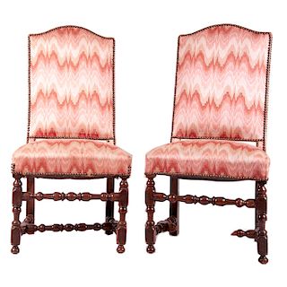 Par de sillas. Francia. Estilo Luis XIII. Elaboradas en madera. Con asientos y tapicería color degradado de ocre a beige.