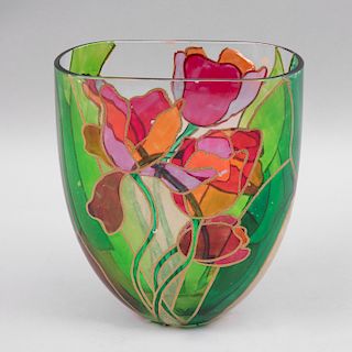 Florero. Siglo XX. Elaborado en vidrio pintado con esmalte multicolor y dorado. Decorado con motivos florales.
