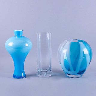 Lote de floreros. Siglo XX. Elaborados en cristal color azul con blanco y transparente.  Piezas: 3