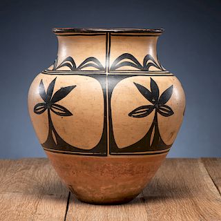 Kewa Pottery Jar, Attributed to the Aguilar Family
