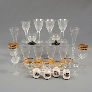 Lote de 77 copas, vasos y tazas. Diferentes origenes y diseños. SXX. Elaborados en cristal, vidrio y cerámica.