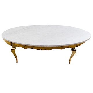 Mesa de centro. Siglo XX. Elaborada en metal dorado. Con cubierta circular de mármol blanco jaspeado. 40 x 150 cm.