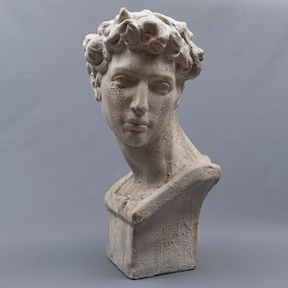 Busto de El David. Origen europeo. Siglo XX. Elaborado en resina con recubrimiento de yeso. Con base.