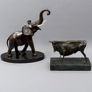 Lote de 2 esculturas. SXX. Consta de: Anónimo. Toro. Fundición en bronce. Base de mármol y Bousquet. Elefante. Firmado. En antimonio.