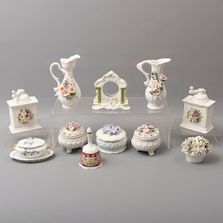 Lote de 11 piezas. Japón y China. SXX En porcelana, algunas Lefton y Royal Crown. Consta de: campana, bouquet, salsera, 2 jarras, otros