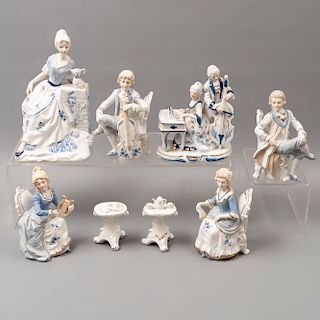Lote de 8 figuras decorativas. Japón. SXX. En porcelana Orleans Worldwide y Esther. Consta de: dama con jarra, dama con lira, otros.