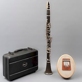 Lote de 2 instrumentos musicales. Alemania. SXX. Consta de: Kalimba. Diseño por Peter Hokema y Clarinete. Marca Lübeck.