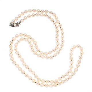 Collar de un hilo con perlas y plata. 118 perlas cultivadas de 4 mm color blanco. Peso: 40.2 g.