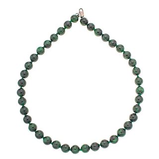 Collar en jade nefrita y plata .925. 40 esferas de jade nefrita. Peso: 135.9 g.