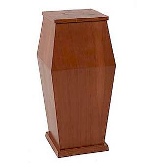 Pedestal. Siglo XX. En talla de madera. Con cubierta rectangular y soporte liso. Decorado con elementos orgánicos propios de la madera.