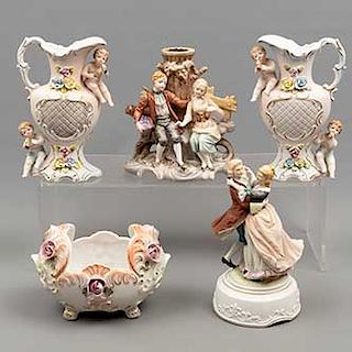 Lote de 5 piezas. Japón. Siglo XX. En porcelana, algunos Ucagco. Consta de: caja musical, centro de mesa, par de jarras y candelero.