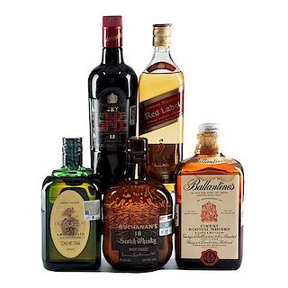 Lote de whisky.  Ballantine's, Buchanan's, Johnnie Walker, Inver House y J&B. Total de piezas: 5.