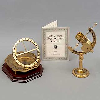 Lote de 2 instrumentos para medición. Estados Unidos. 1987. Marca Franklin Mint. En metal dorado. Equinoctial Sundial y Tempus Vincit.